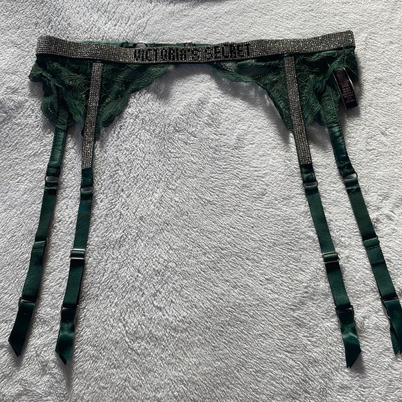 VICTORIA’S SECRET VERY SEXY
Shine Strap Lace Garter Belt in Green - Picture 2 of 5